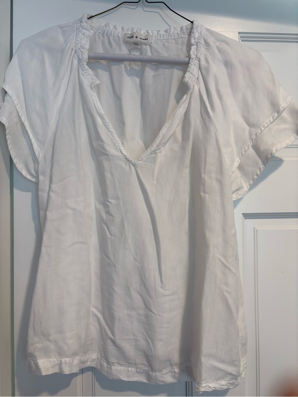 cloth & stone White V-Neck Ruffle Trim Short Sleeve Top
